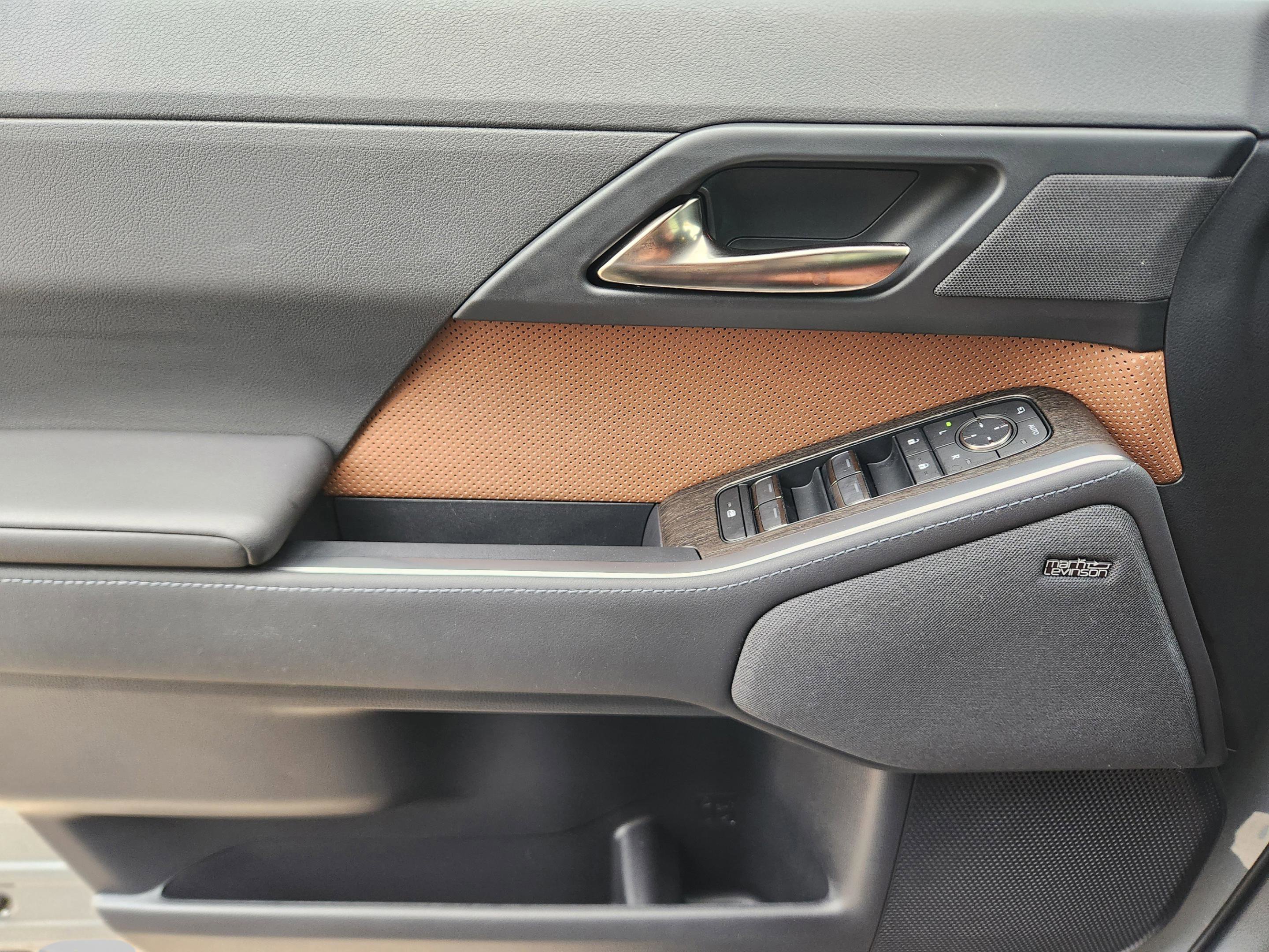 Used 2025 Lexus GX 550 w/ Accessory Package (Z1) AWD/4WD image 17