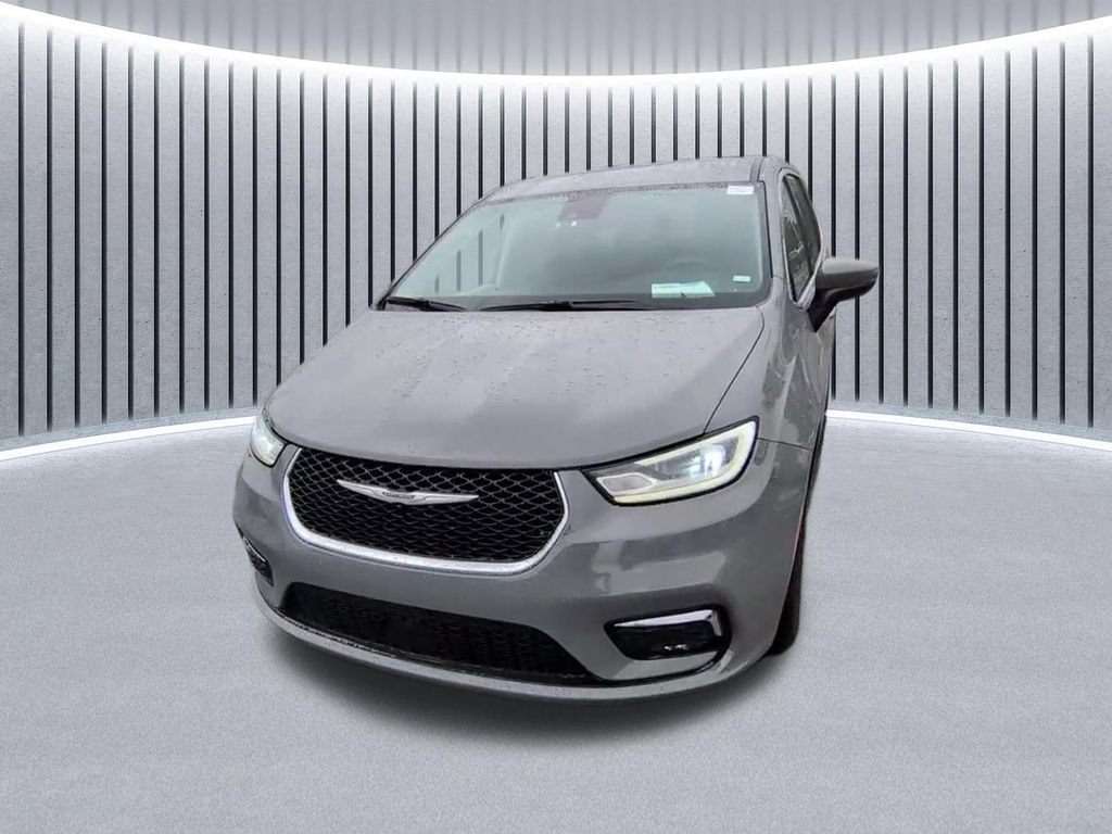 Used 2023 Chrysler Pacifica Touring-L FWD image 3