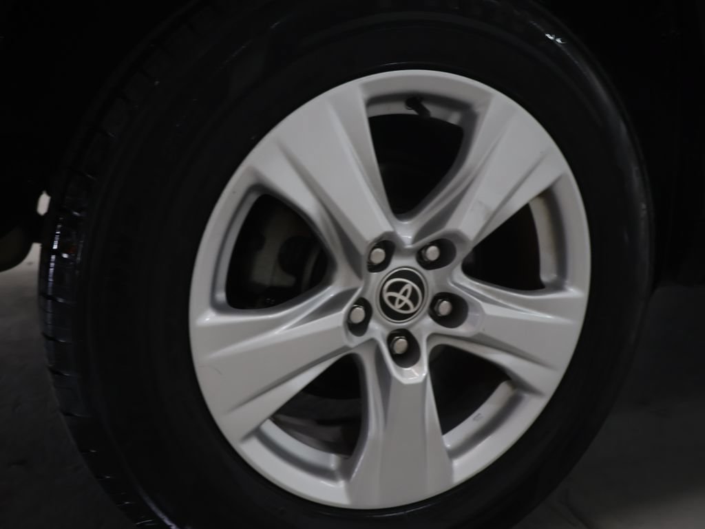 Used 2021 Toyota RAV4 XLE w/ Convenience Package FWD image 31