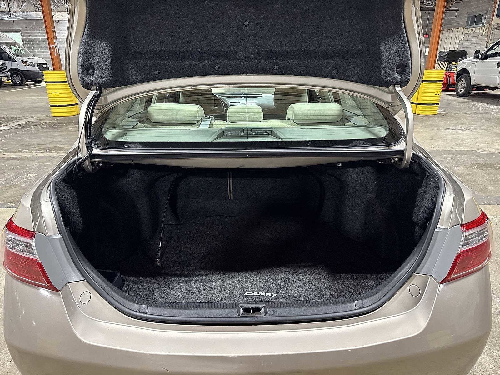 Used 2009 Toyota Camry LE FWD image 11