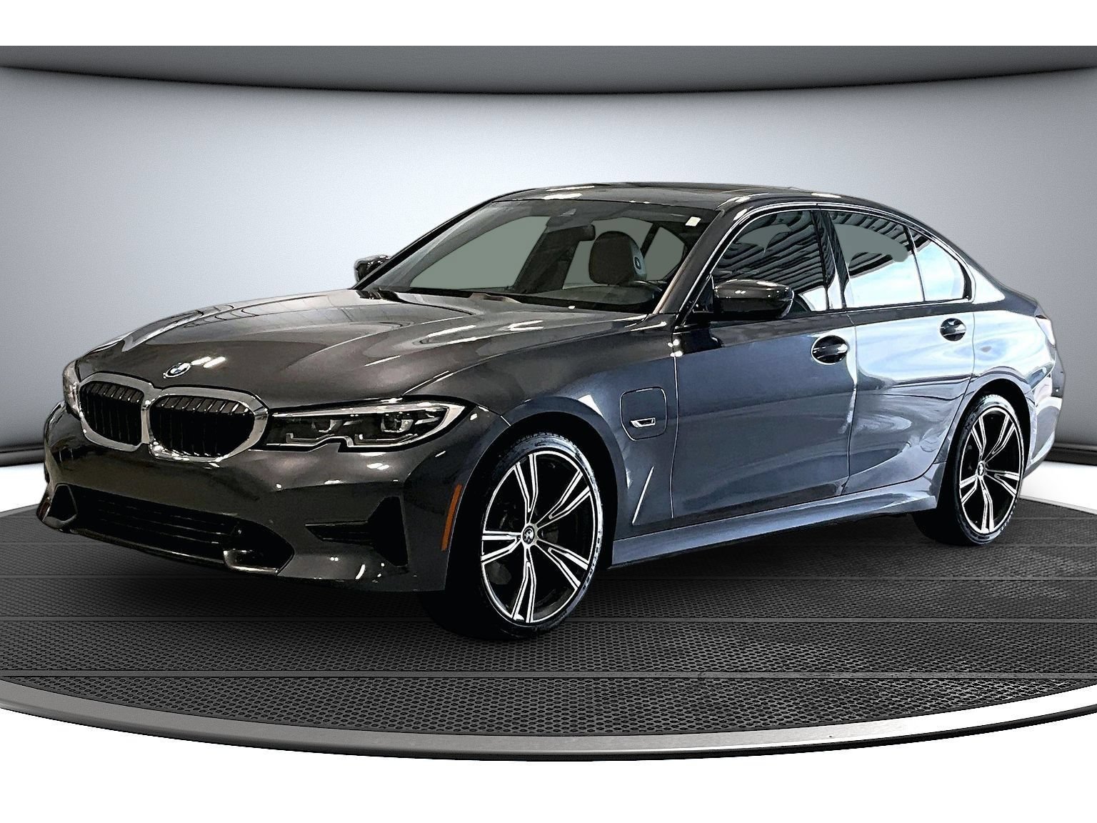 Used 2022 BMW 330e w/ Driving Assistance Package RWD image 15