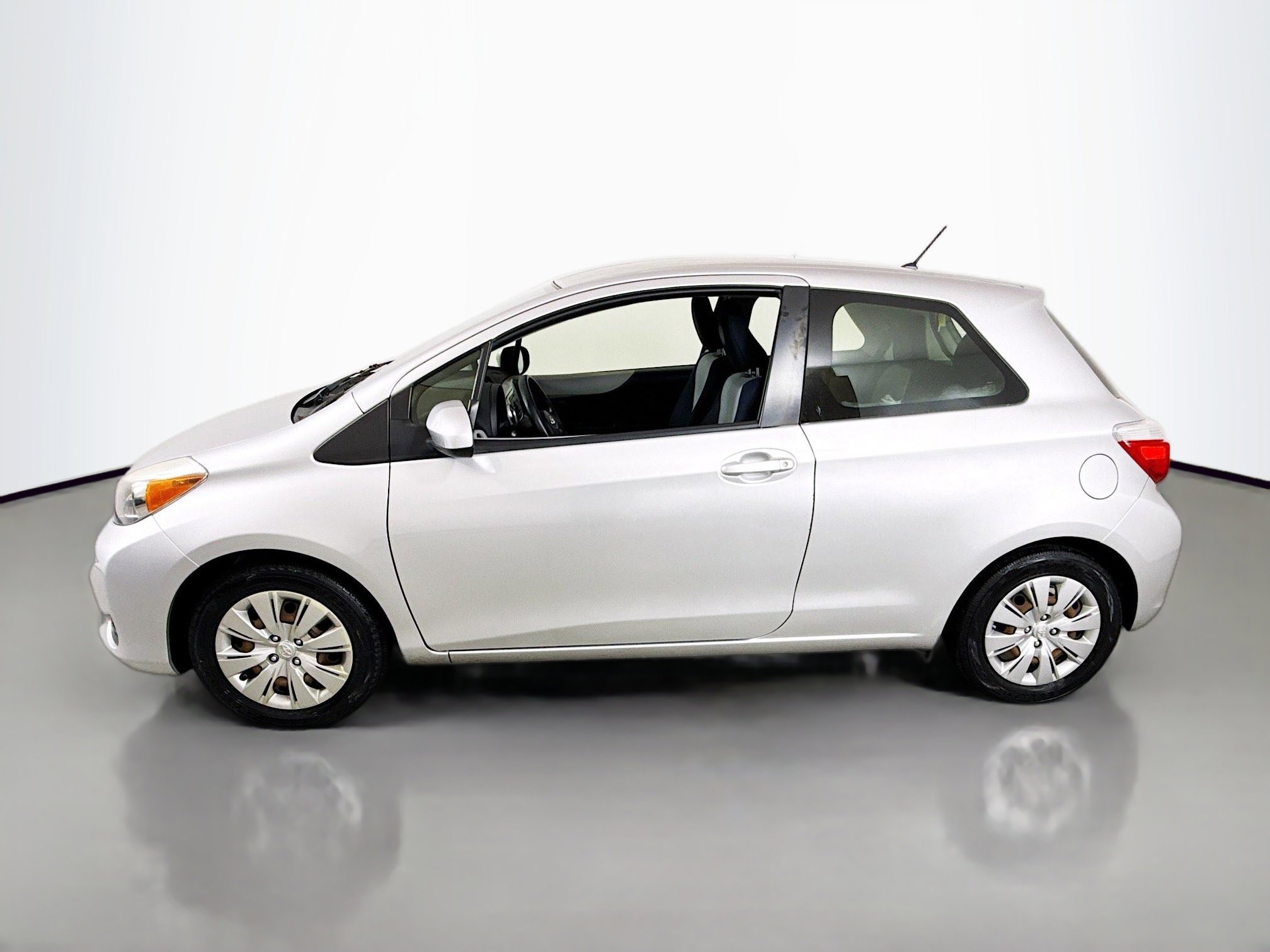 Used 2014 Toyota Yaris L image 4