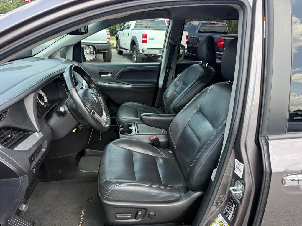 Used 2015 Toyota Sienna SE FWD image 9