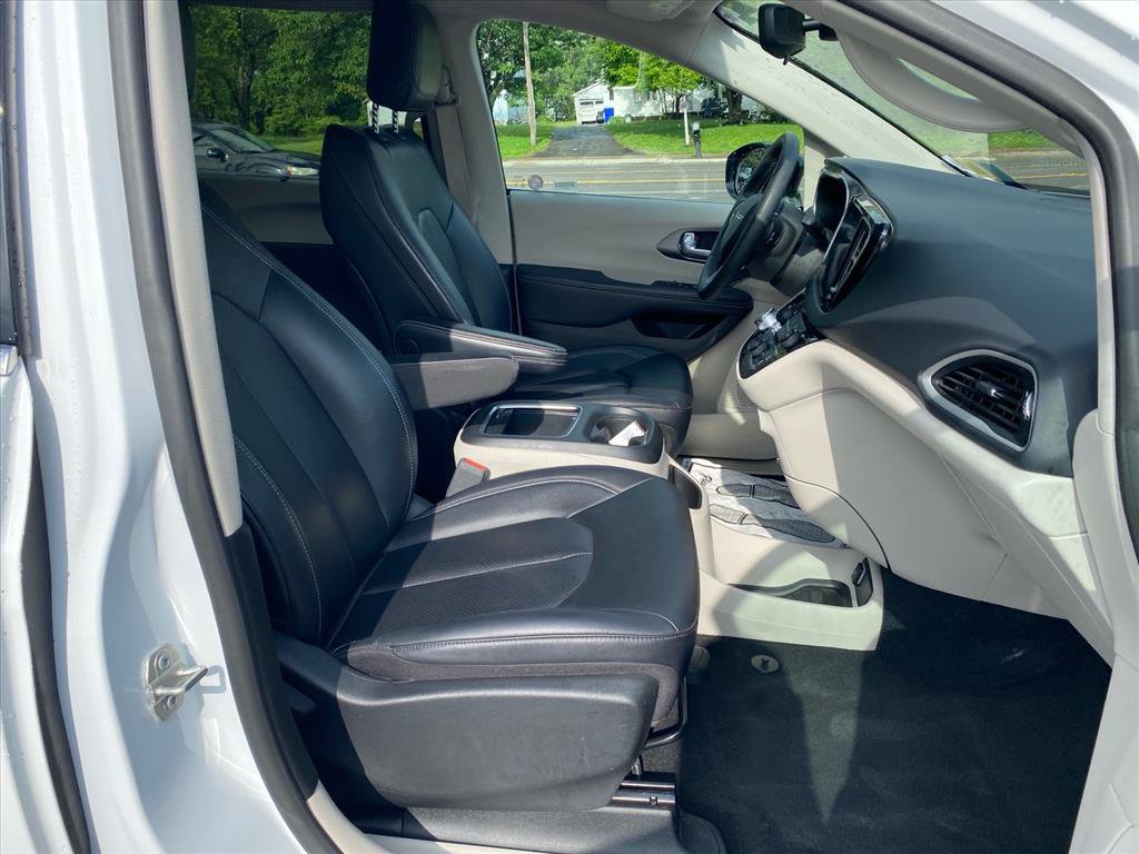 Used 2024 Chrysler Pacifica Touring-L FWD image 25