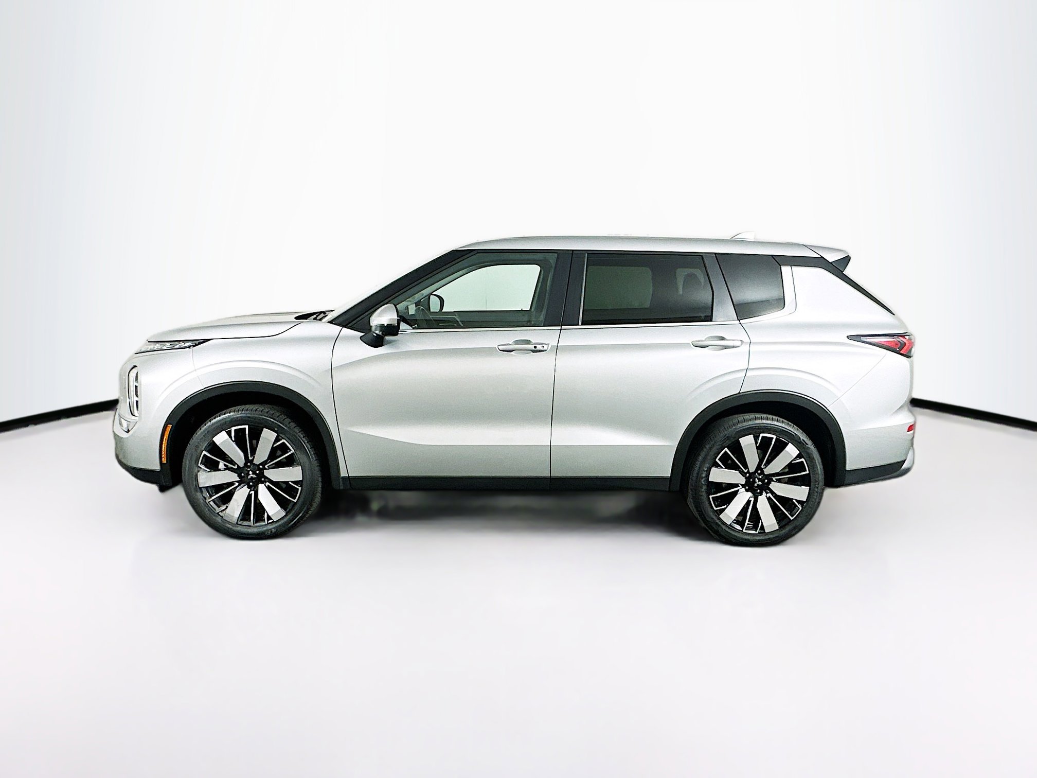 Used 2025 Mitsubishi Outlander SE AWD/4WD image 4