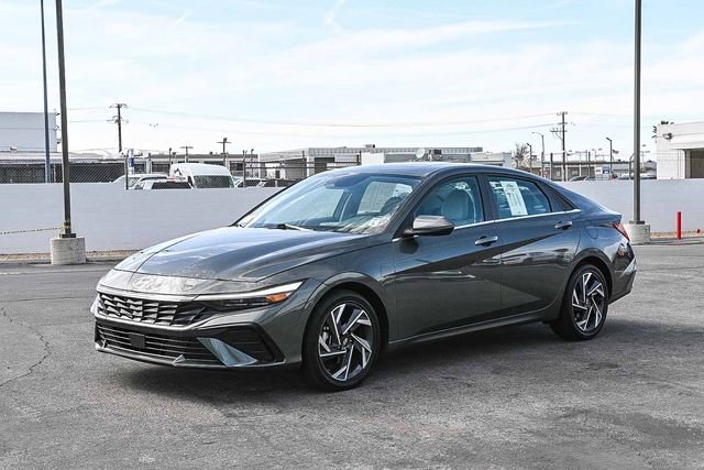 Used 2025 Hyundai Elantra Limited image 3
