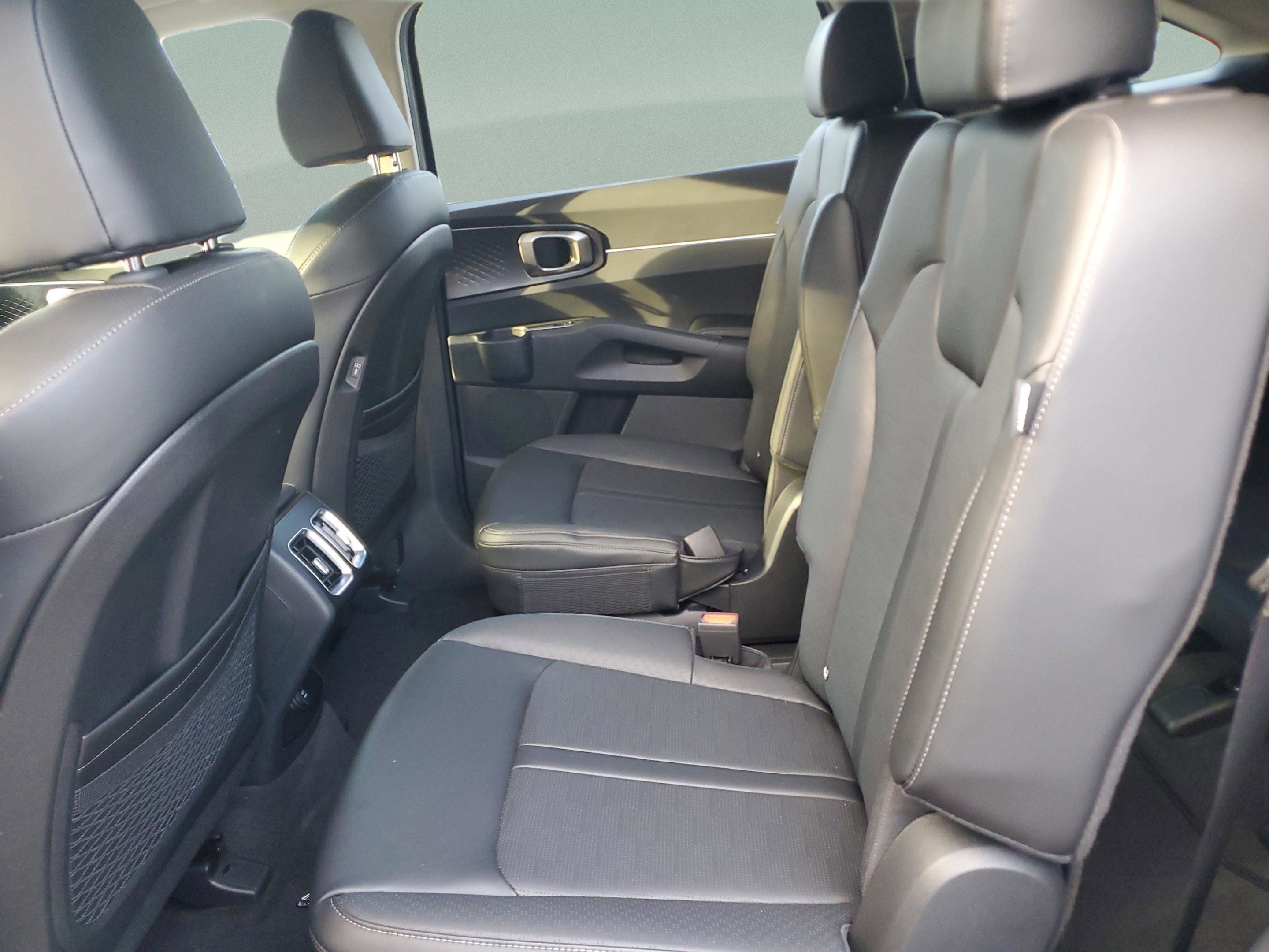 Certified 2025 Kia Sorento EX w/ Panoramic Sunroof Package FWD image 7