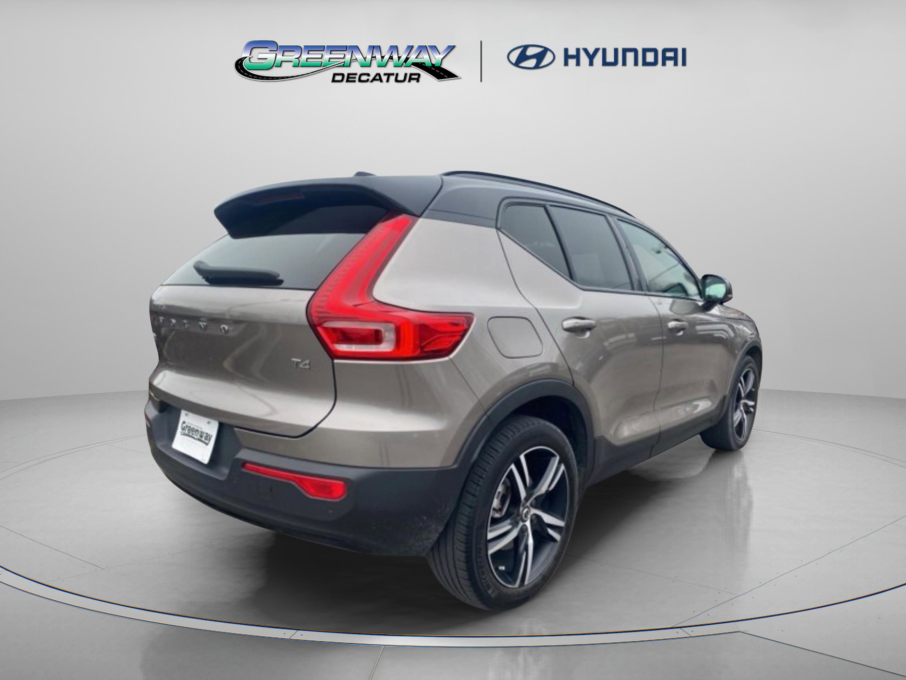 Used 2022 Volvo XC40 T4 R-Design w/ Climate Package image 8