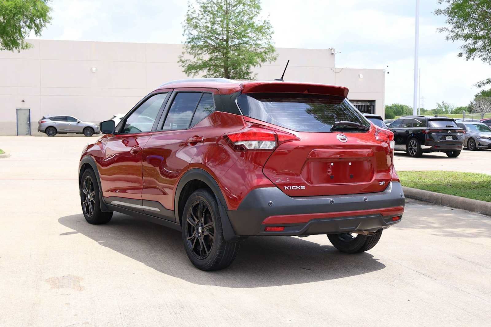 Used 2020 Nissan Kicks SR w/ SR Premium Package FWD image 4