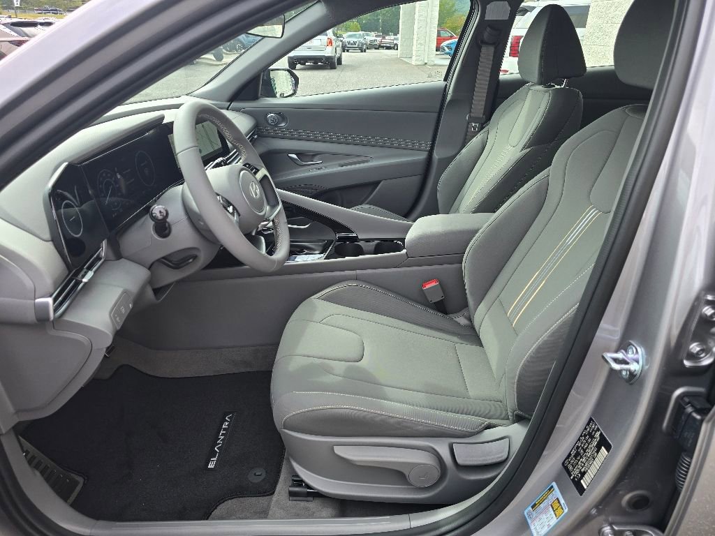 New 2025 Hyundai Elantra SEL image 8