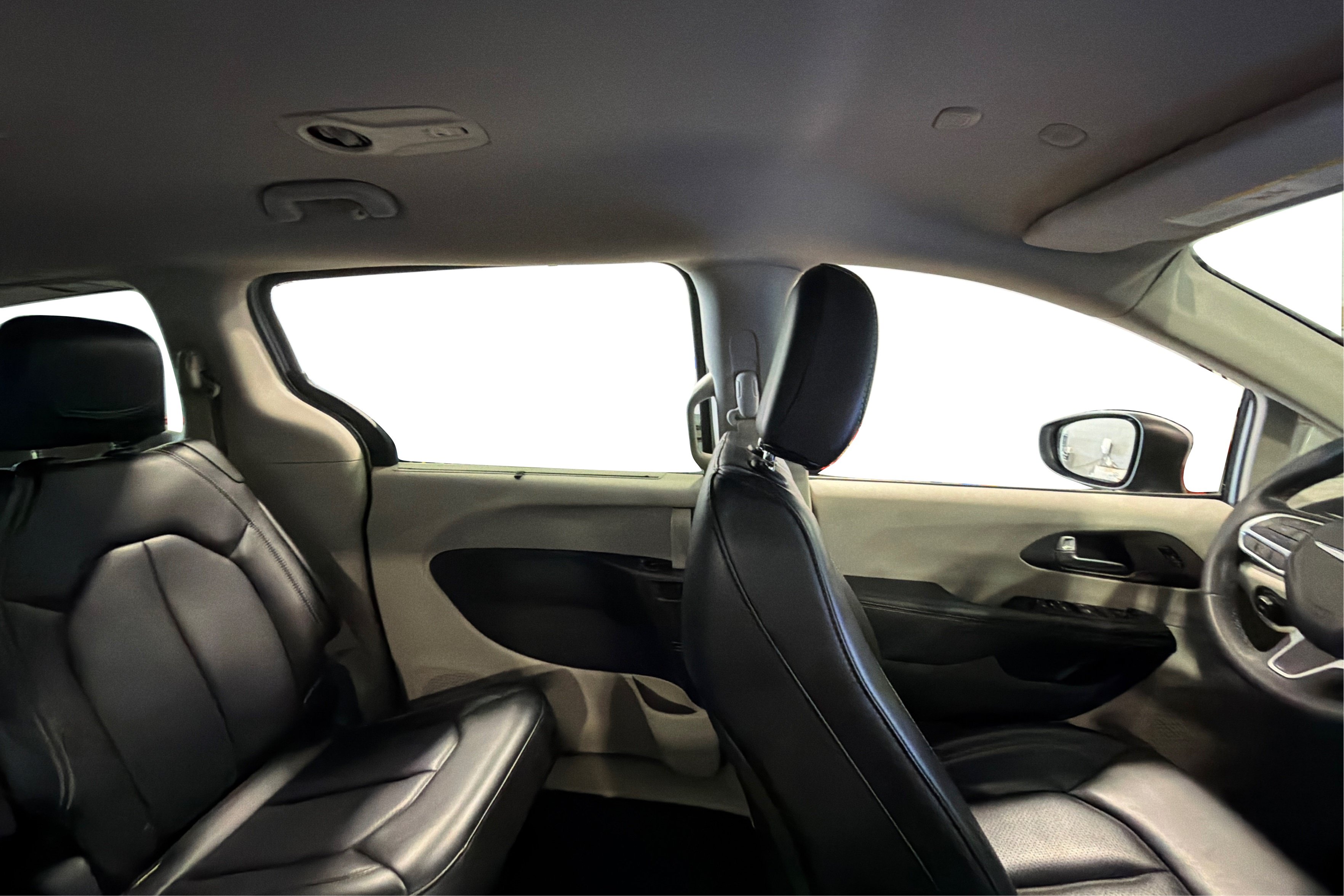 Used 2023 Chrysler Pacifica Touring-L FWD image 43