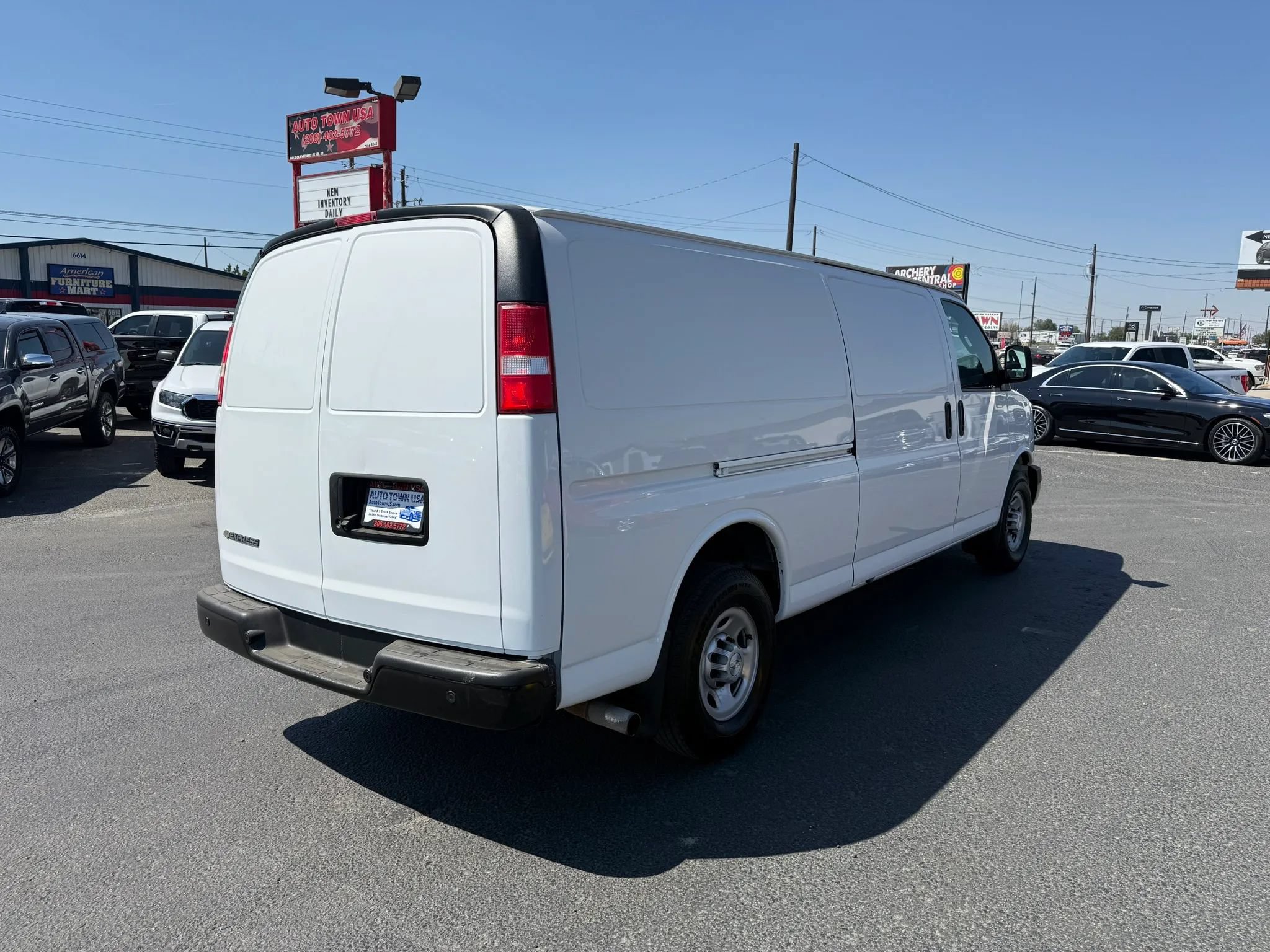 Used 2017 Chevrolet Express 3500 Extended RWD image 5