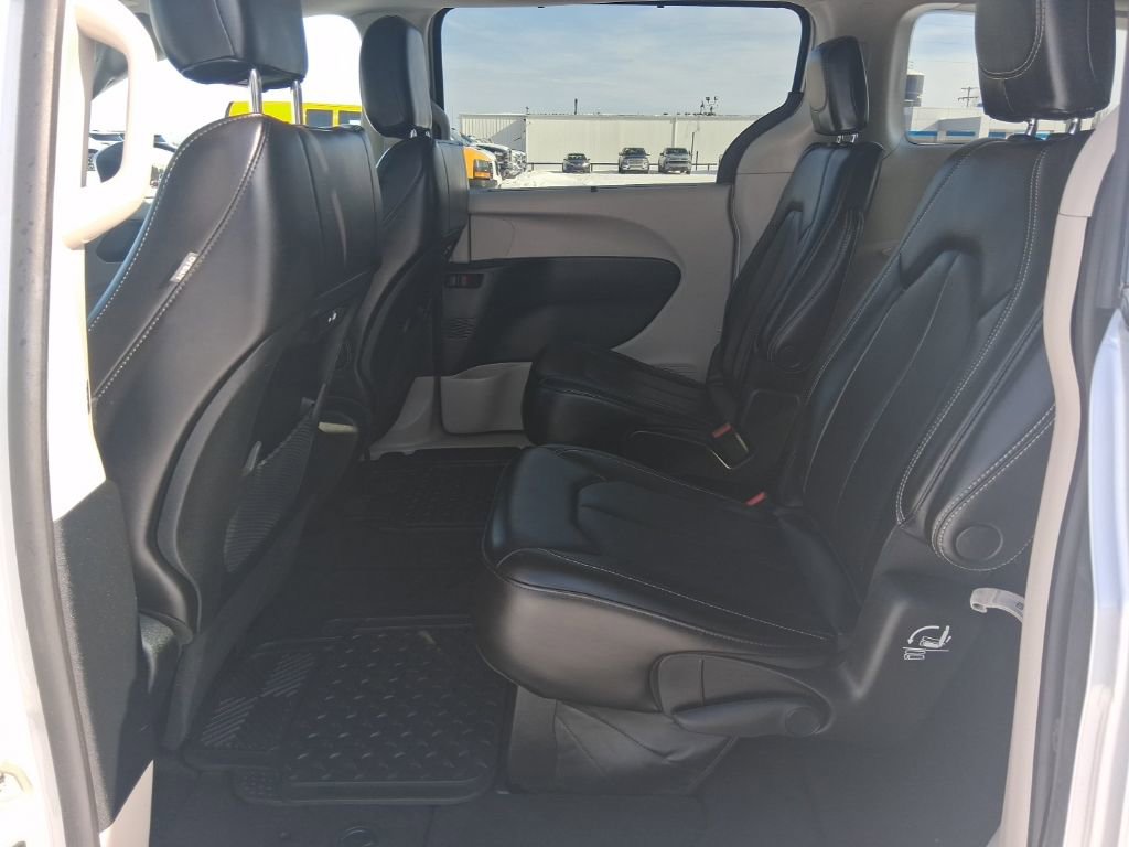 Used 2023 Chrysler Pacifica Touring-L image 19