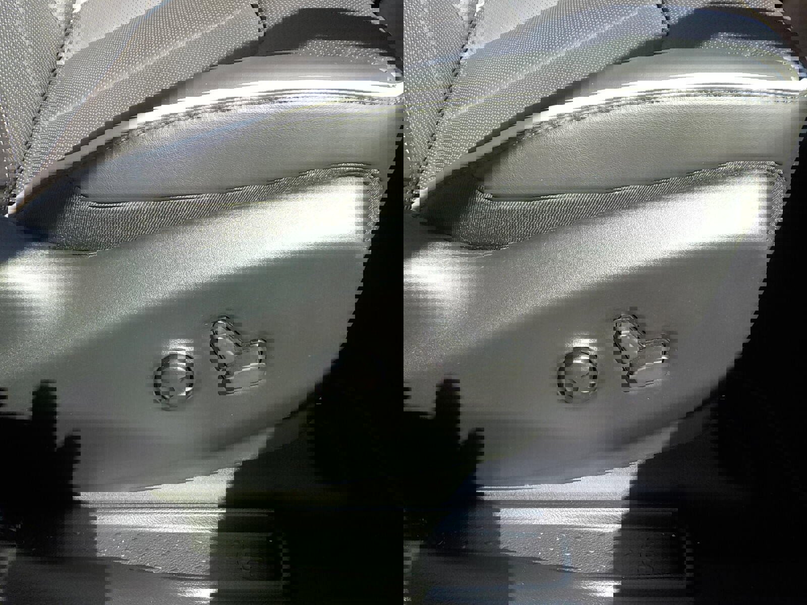 Used 2025 Chrysler Pacifica Premium image 24