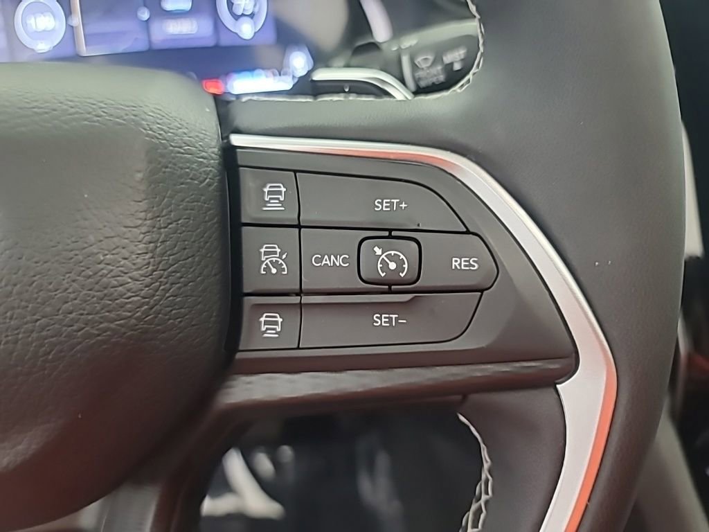 Used 2024 Jeep Grand Cherokee Laredo X image 29