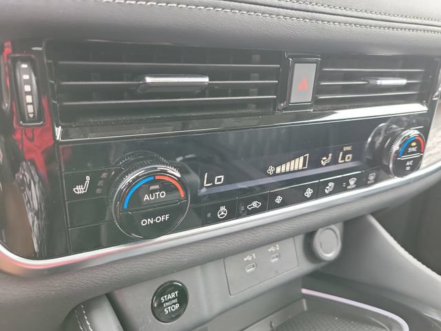 Used 2025 Nissan Rogue Platinum FWD image 30