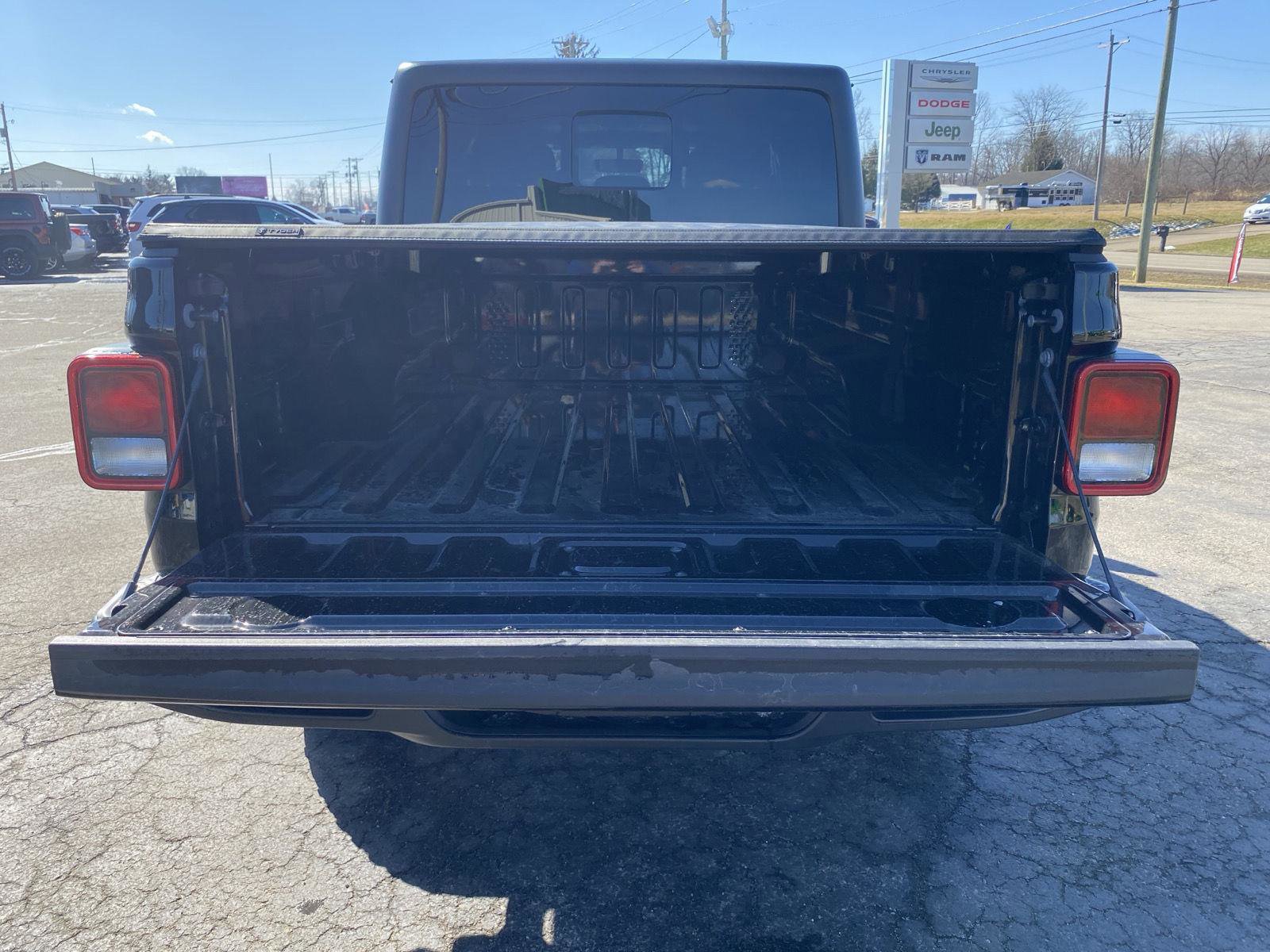 Used 2022 Jeep Gladiator Sport image 23