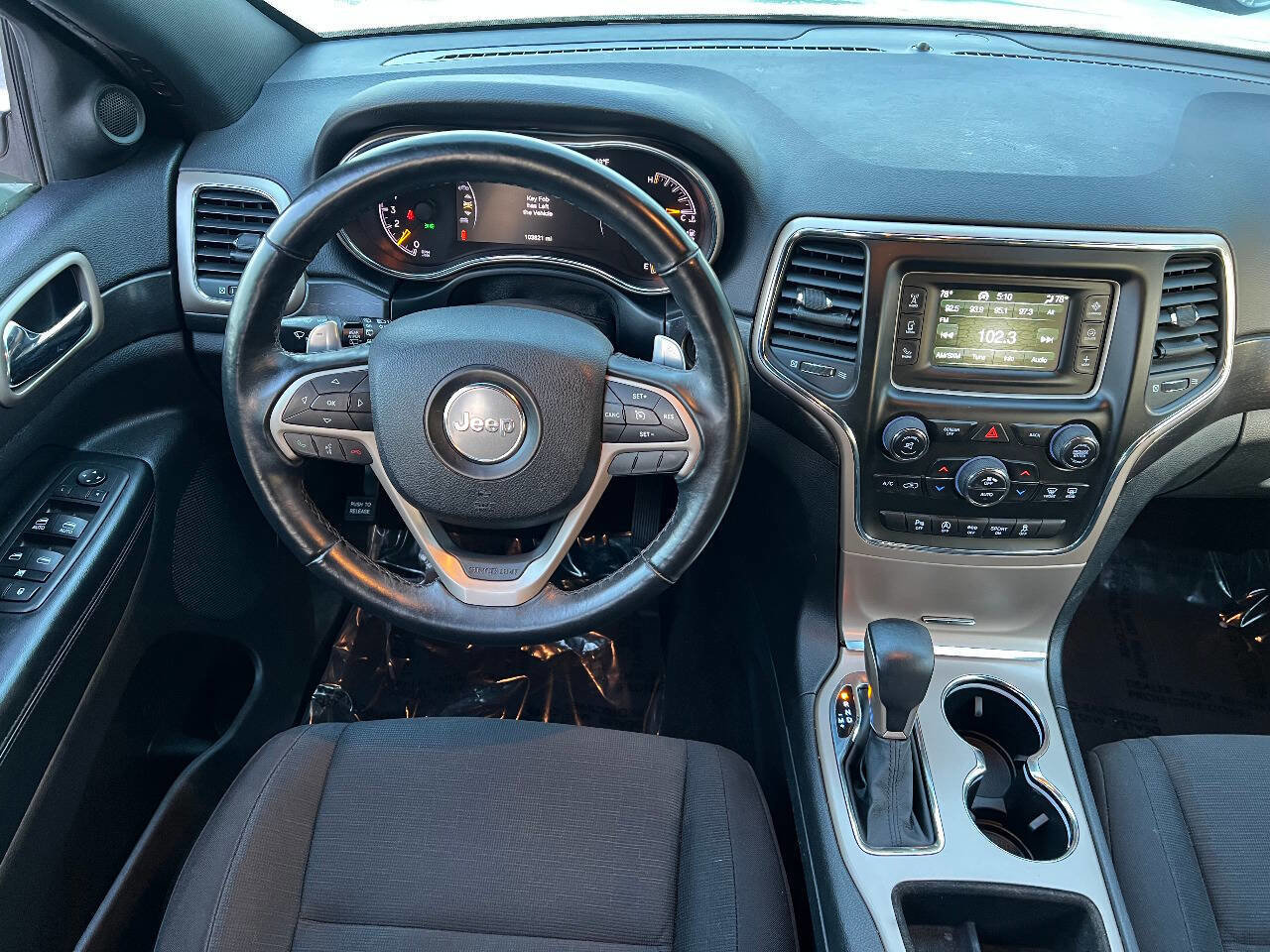 Used 2017 Jeep Grand Cherokee Laredo w/ Quick Order Package 23E AWD/4WD image 29