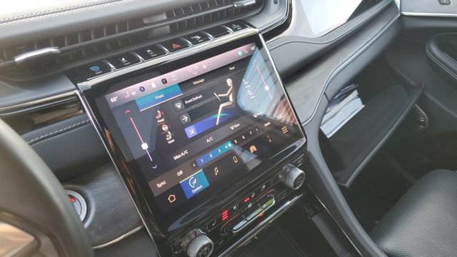 Used 2022 Jeep Grand Cherokee Overland w/ Advanced Protech Group III image 18