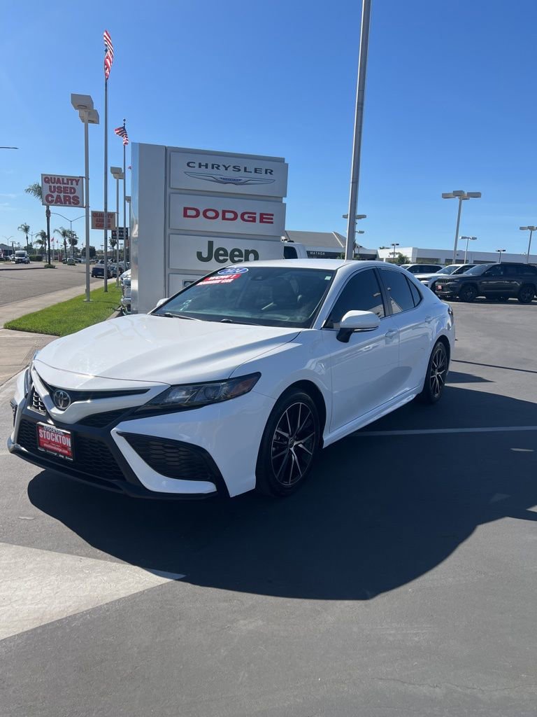 Used 2024 Toyota Camry SE w/ Convenience Package image 4