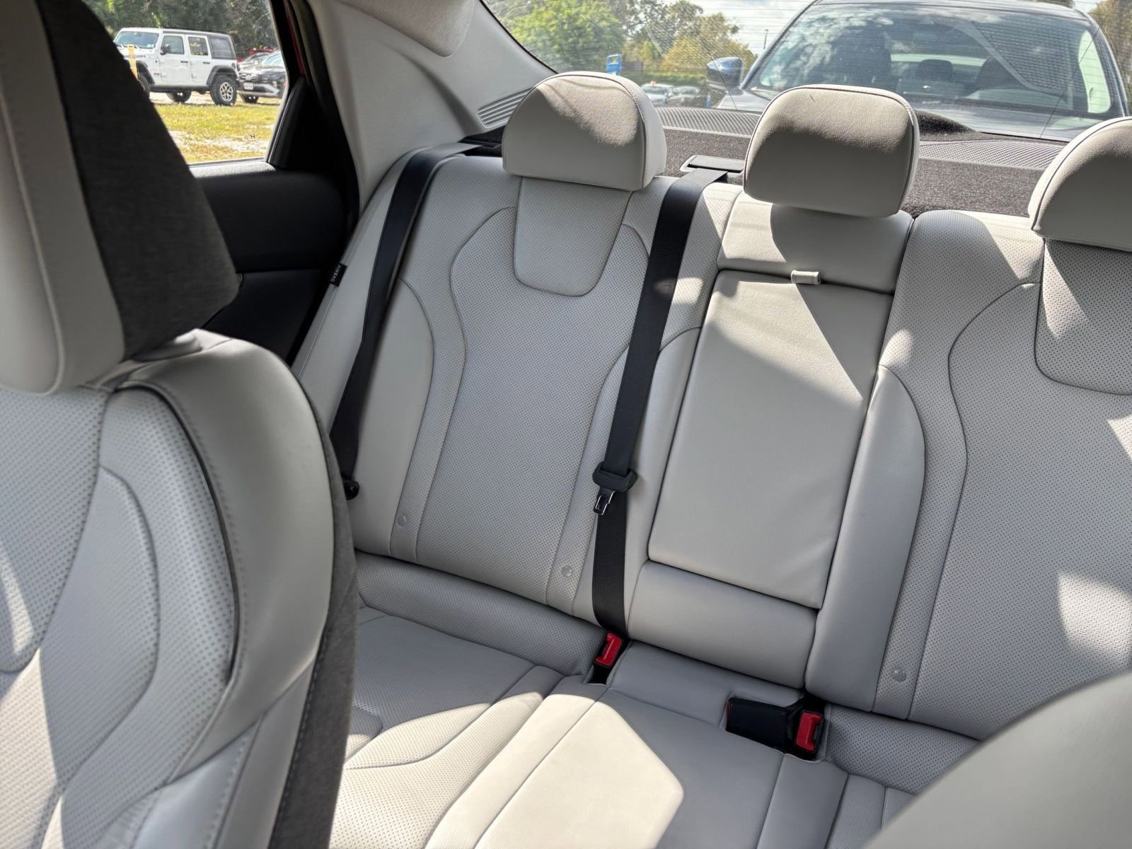 Used 2025 Hyundai Elantra Limited image 39