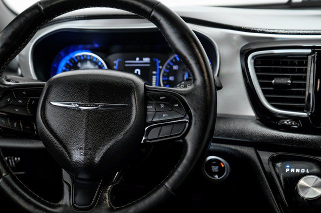 Used 2019 Chrysler Pacifica Touring-L w/ S Appearance Package FWD image 16