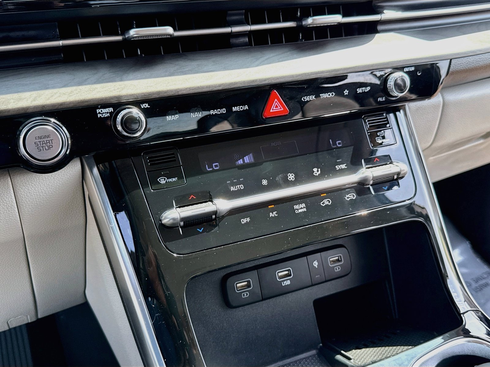 Used 2024 Kia Carnival EX FWD image 18