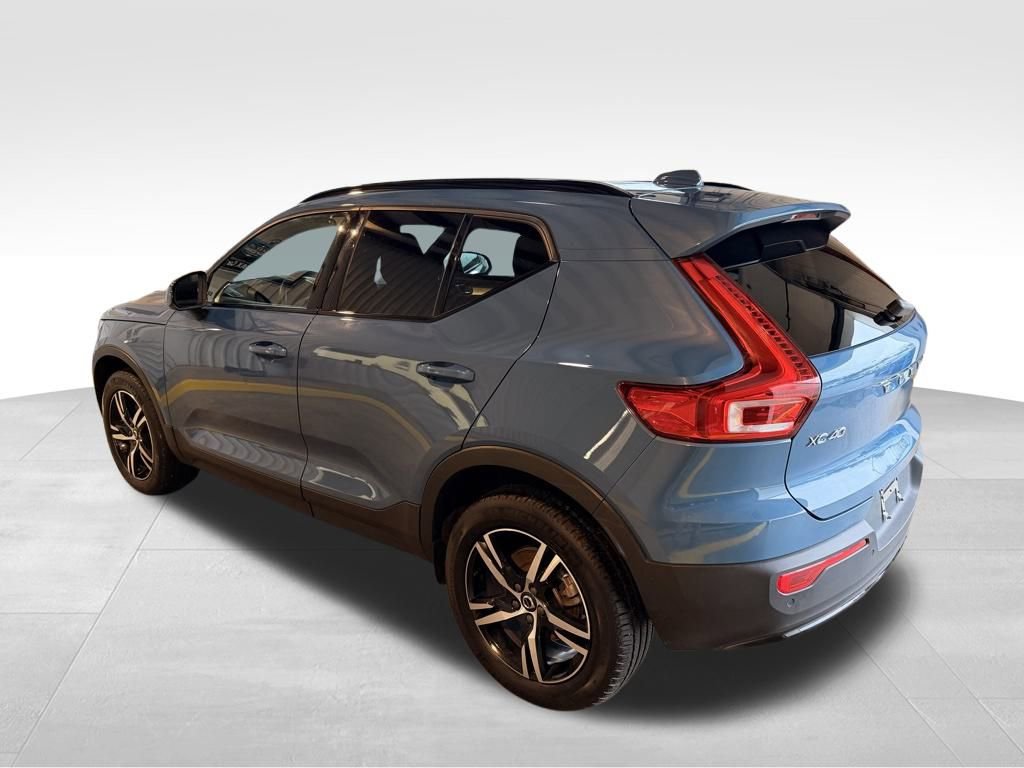 Used 2024 Volvo XC40 B5 Core image 3
