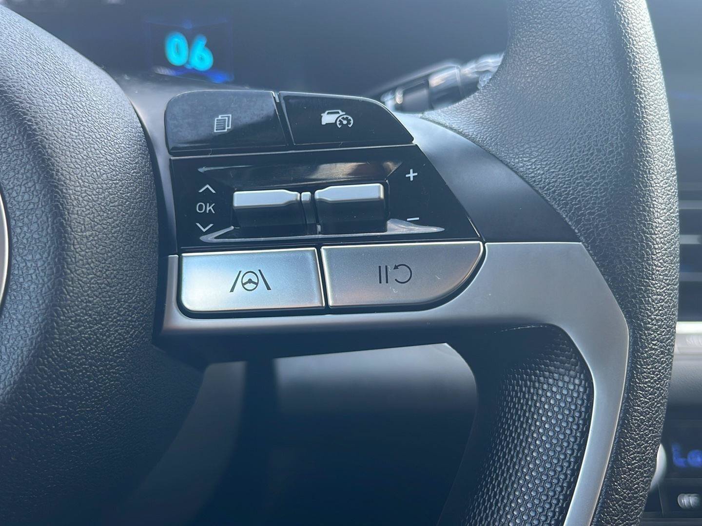 Certified 2024 Hyundai Elantra SEL FWD image 31