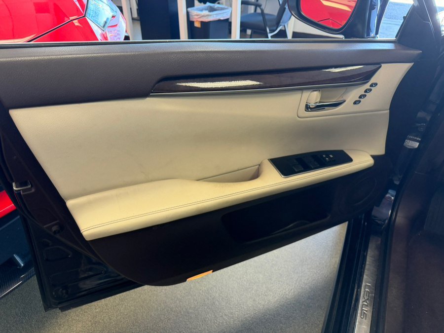Used 2016 Lexus ES 350 w/ Luxury Package w/Wood Trim FWD image 43