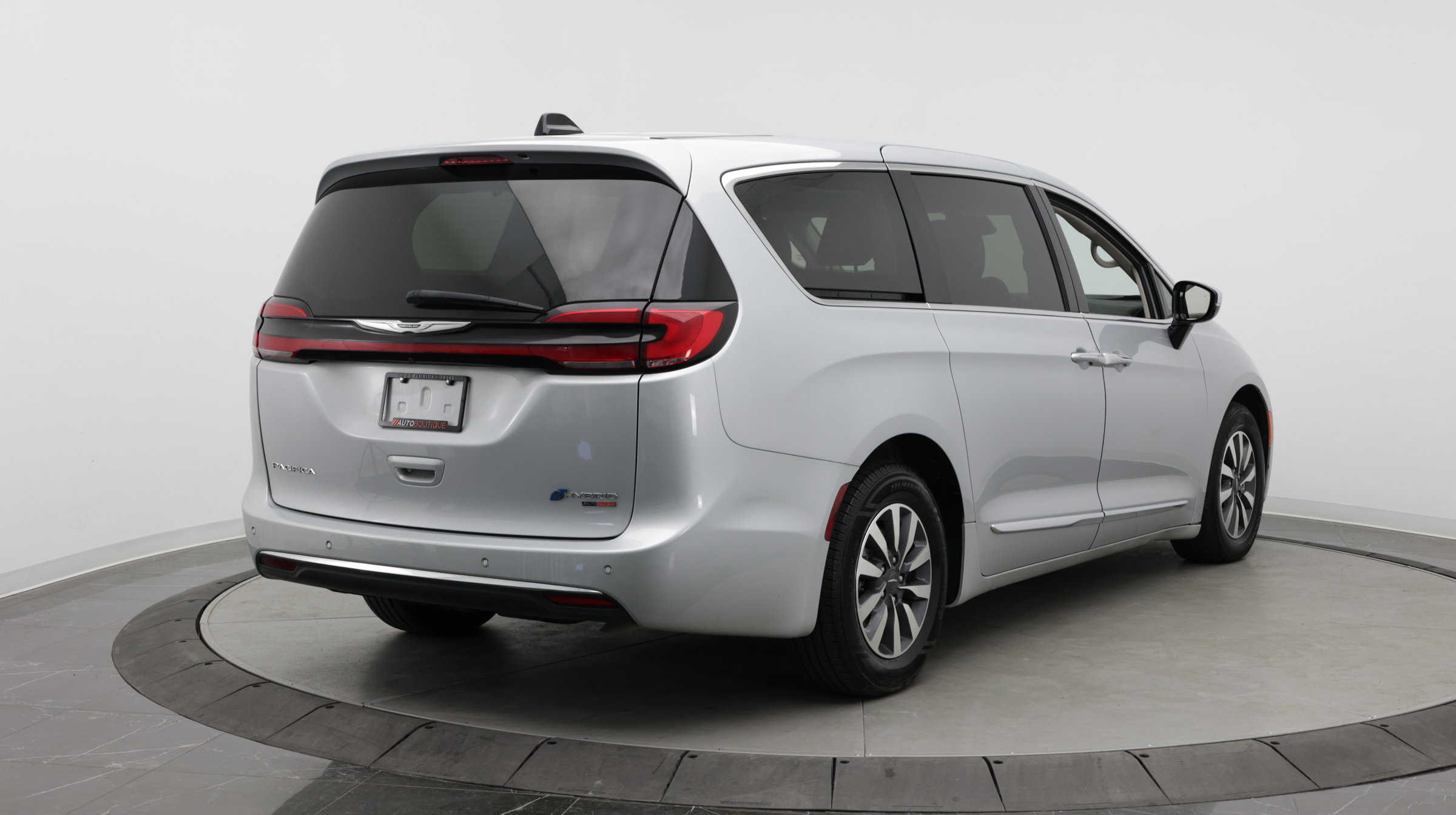 Used 2023 Chrysler Pacifica Limited FWD image 8