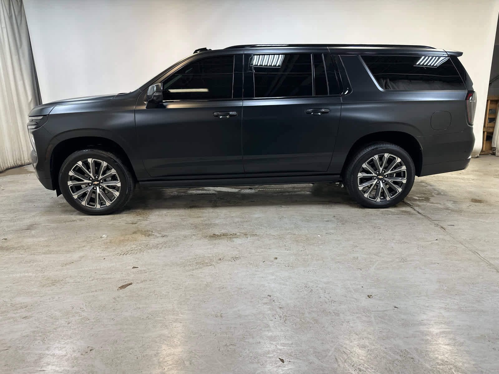 Used 2025 Chevrolet Suburban High Country AWD/4WD image 12