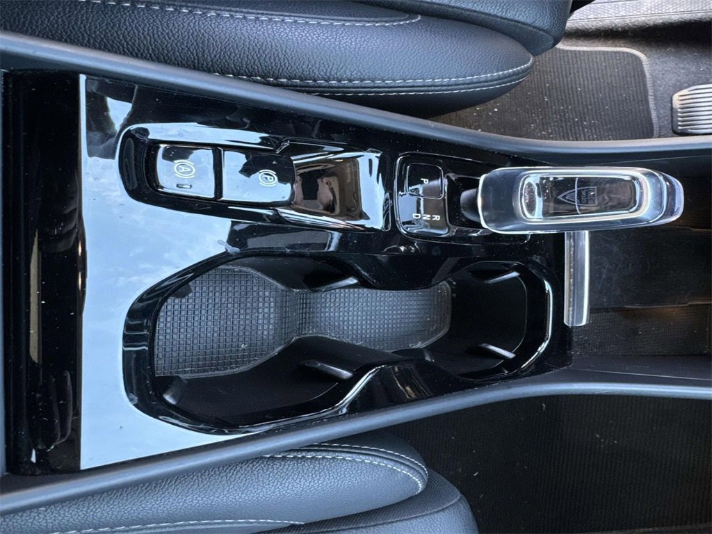 Used 2024 Volvo XC40 B5 Plus image 46