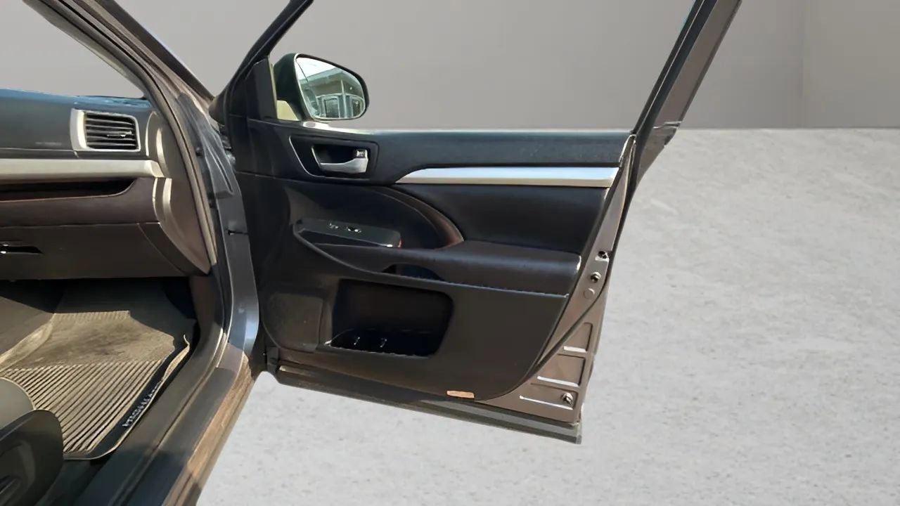 Used 2017 Toyota Highlander XLE image 11