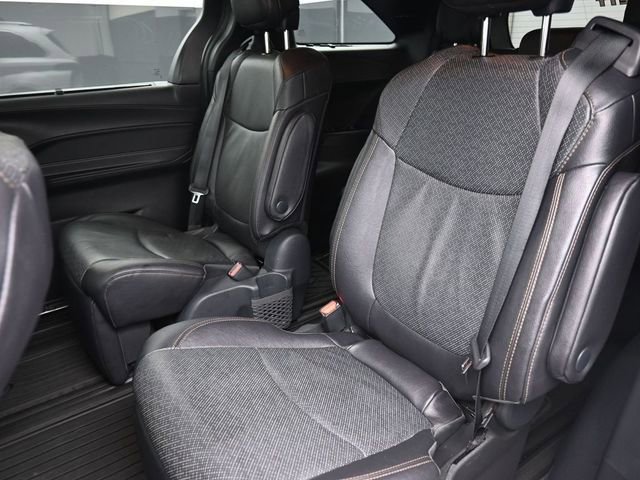 Used 2025 Toyota Sienna Limited image 12