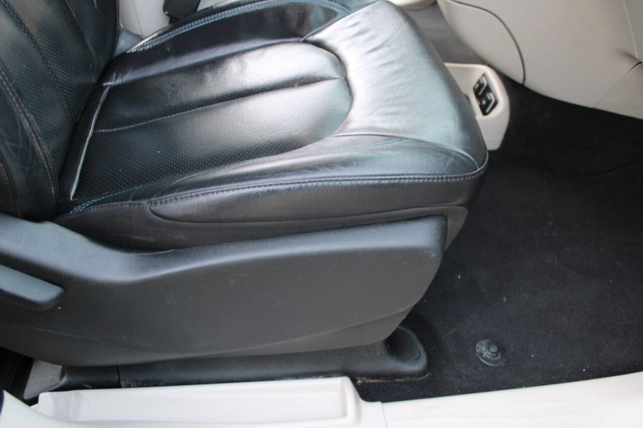 Used 2021 Chrysler Pacifica Touring-L FWD image 12