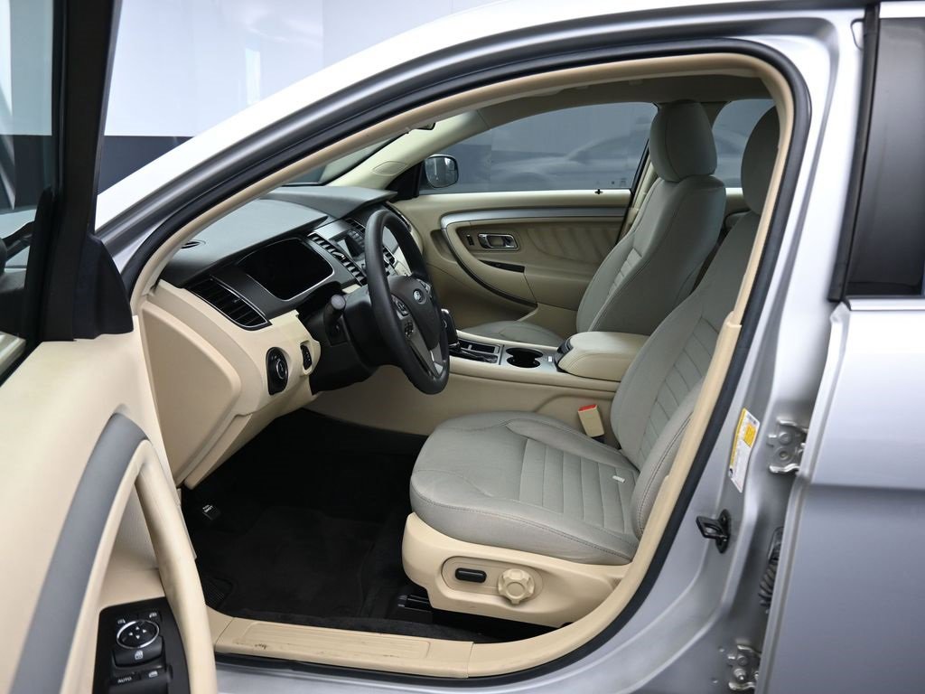 Used 2017 Ford Taurus SE image 11