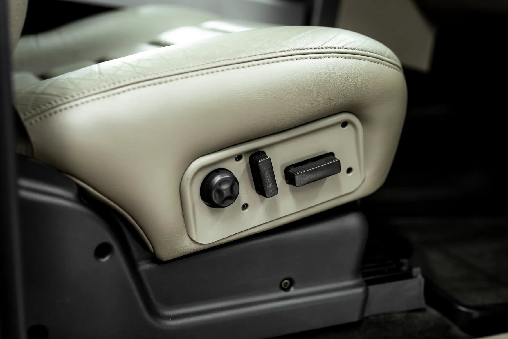 Used 2003 HUMMER H2 Luxury w/ Preferred Equipment Group AWD/4WD image 33