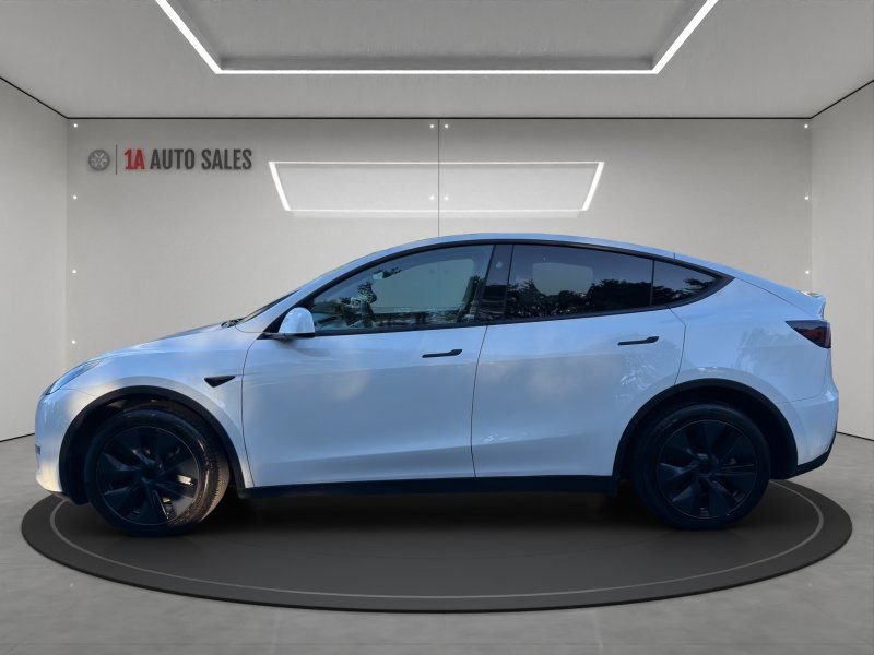 Used 2024 Tesla Model Y Long Range AWD/4WD image 2