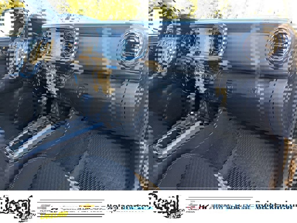 Used 2022 Toyota Tacoma SR5 w/ Trail Edition image 9