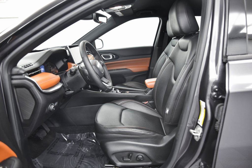 Used 2024 Jeep Compass Limited image 11