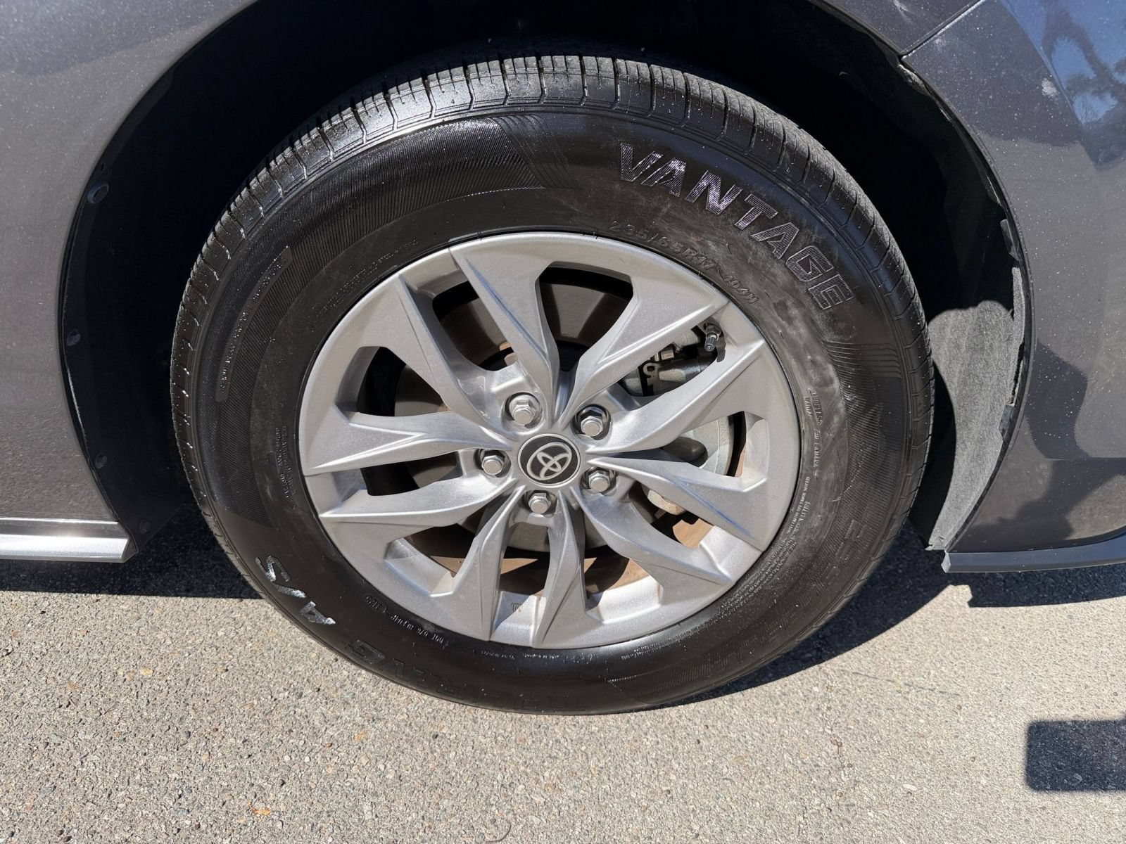 Used 2025 Toyota Sienna XLE FWD image 32