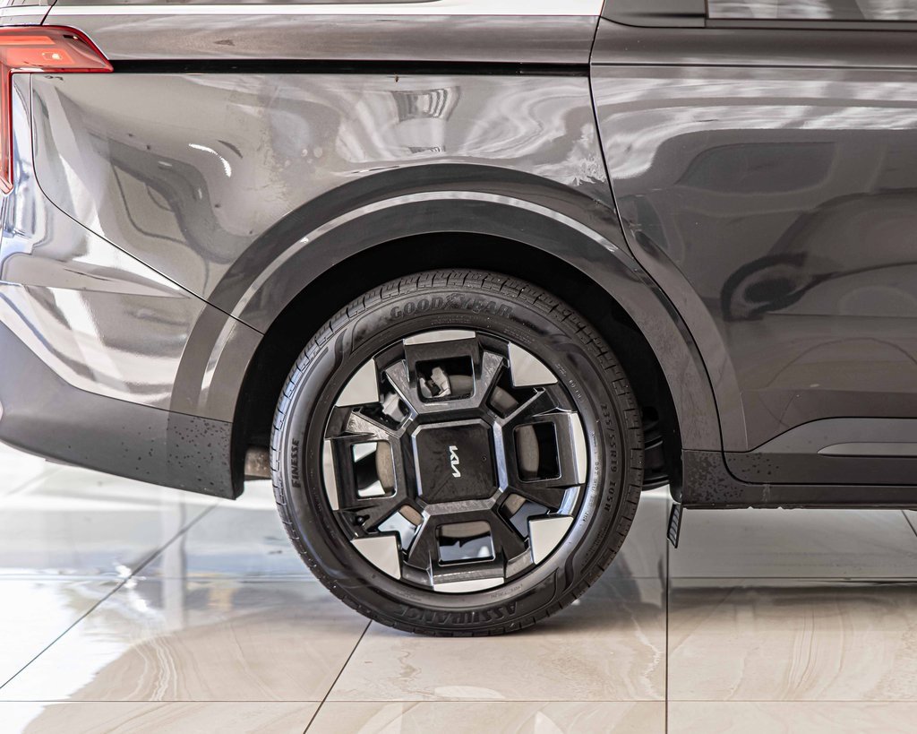 Used 2025 Kia Carnival EX image 11