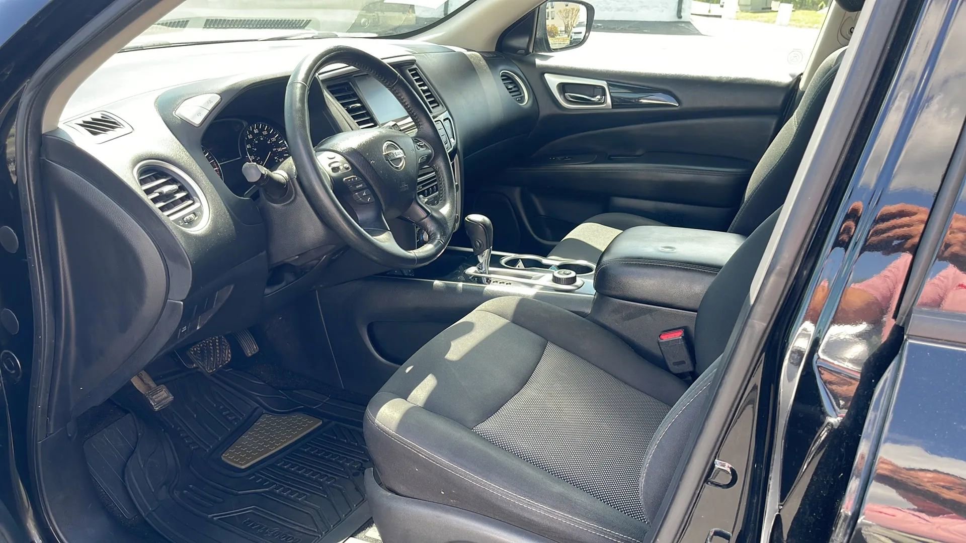 Used 2019 Nissan Pathfinder SV image 19