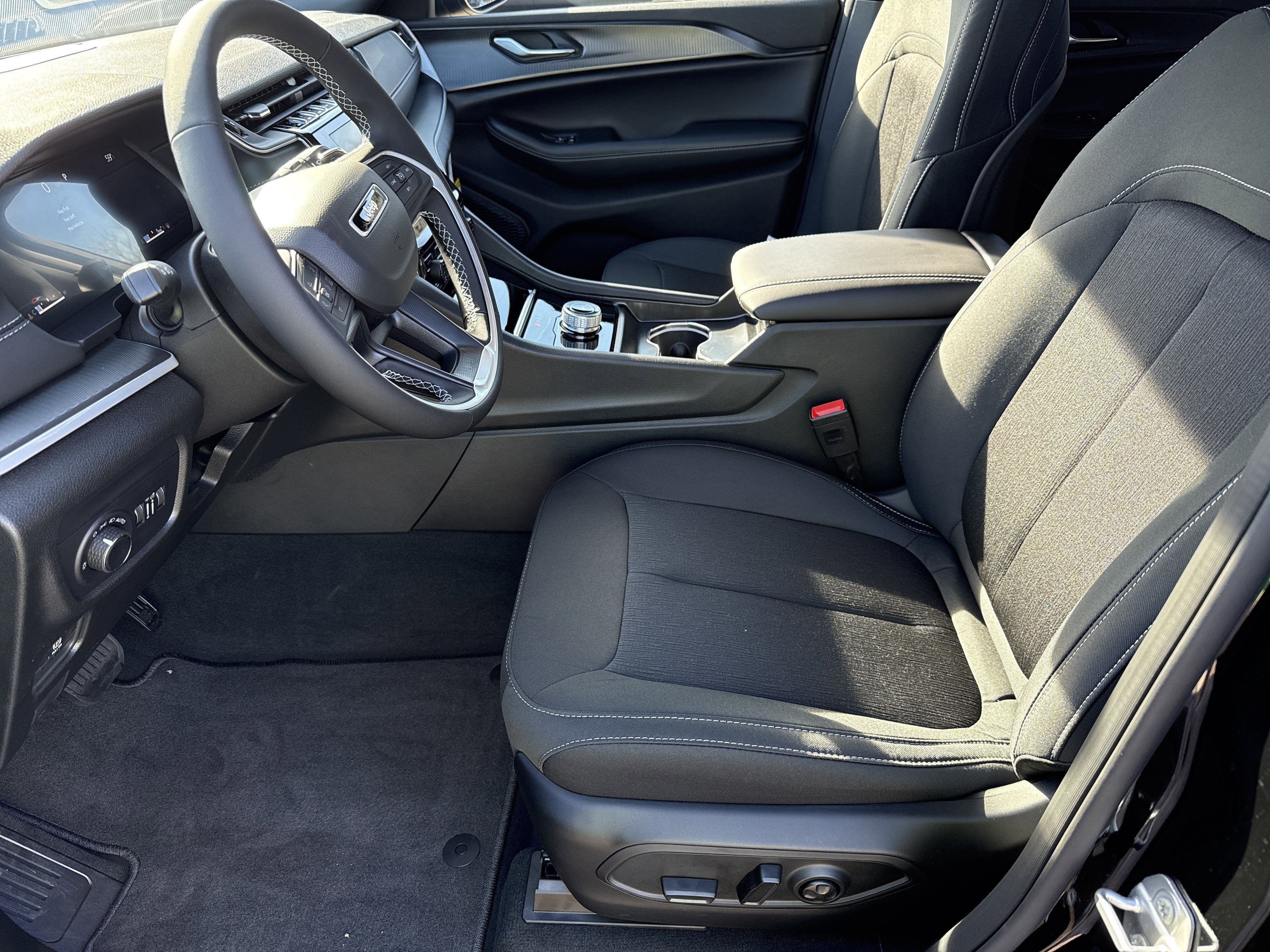 New 2025 Jeep Grand Cherokee Laredo image 9