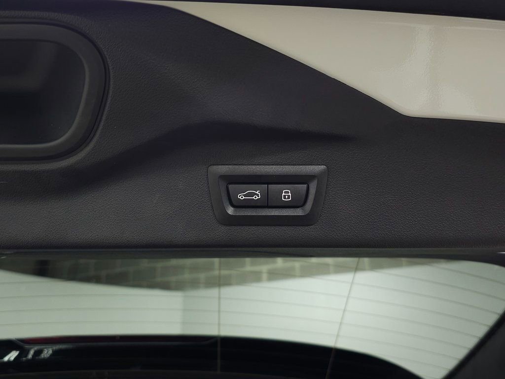 Used 2025 BMW X7 M60i w/ Climate Comfort Package image 10