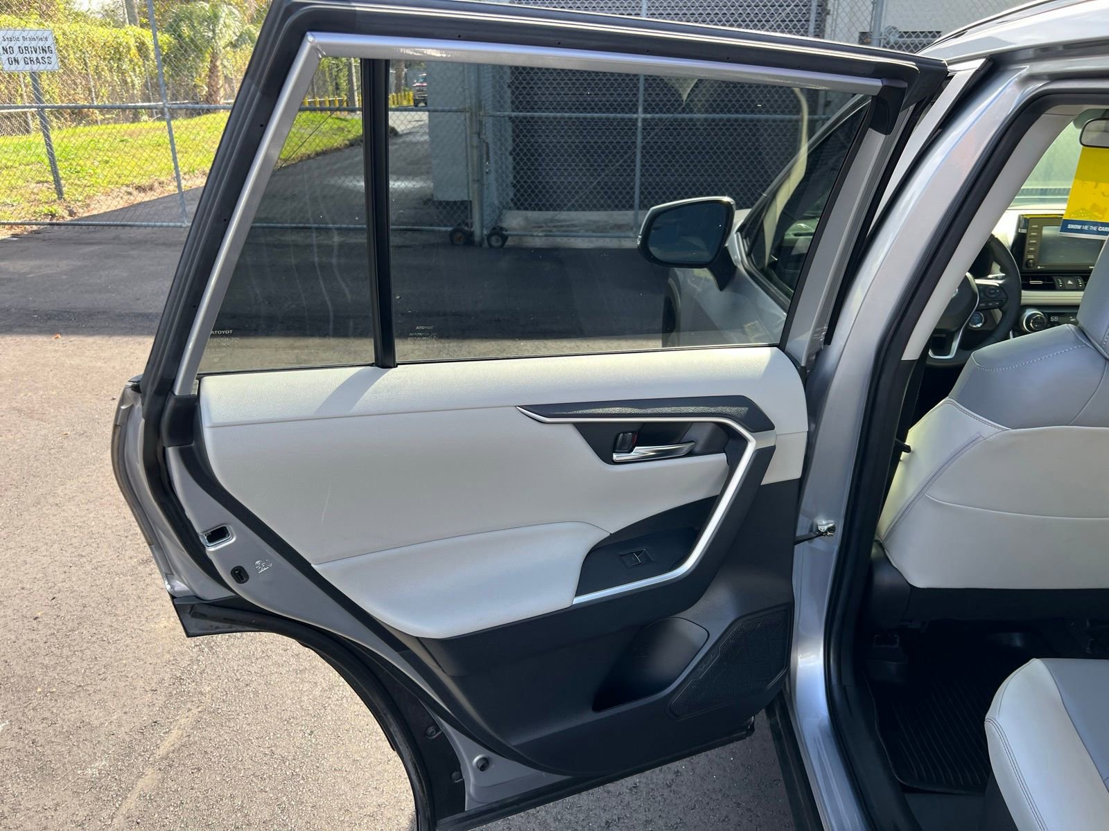 Used 2022 Toyota RAV4 XLE Premium image 41