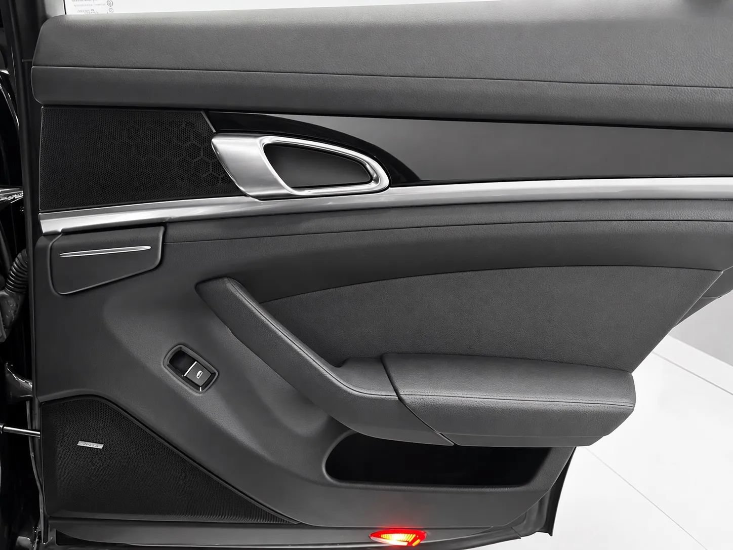 Used 2014 Porsche Panamera S RWD image 18