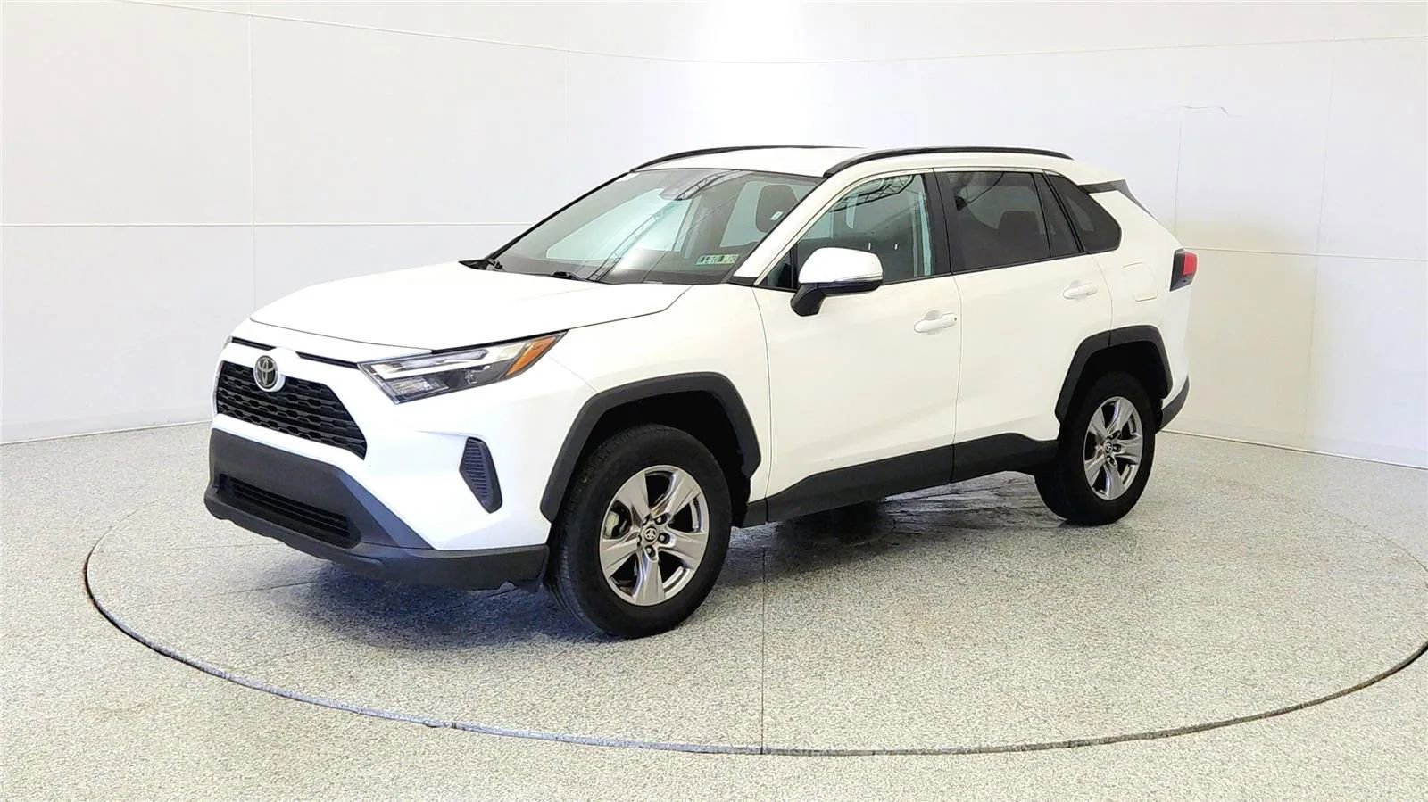 Used 2023 Toyota RAV4 XLE AWD/4WD image 3