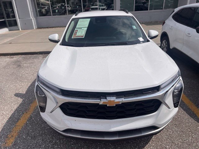 Used 2025 Chevrolet Trax LT FWD image 2